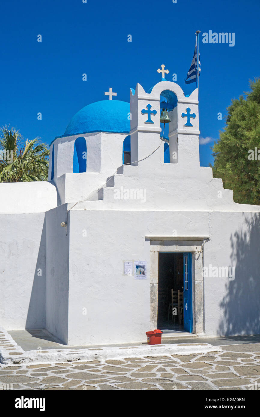 Piccola cappella ortodossa Agios Nikolaos presso il lungomare Paralia, Parikia, isola di Paros, Cicladi, Egeo, Grecia Foto Stock