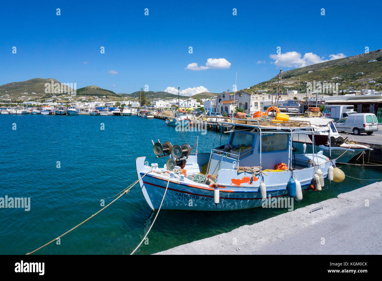 Barche da pesca presso il porto di Parikia, isola di Paros, Cicladi, Egeo, Grecia Foto Stock