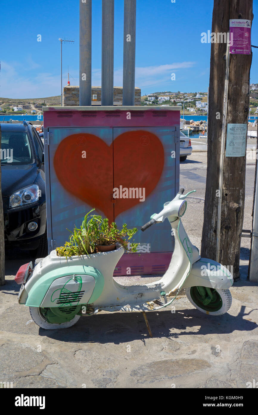 Vecchia Vespa scooter decorata con piante, Parikia, isola di Paros, Cicladi, Egeo, Grecia Foto Stock