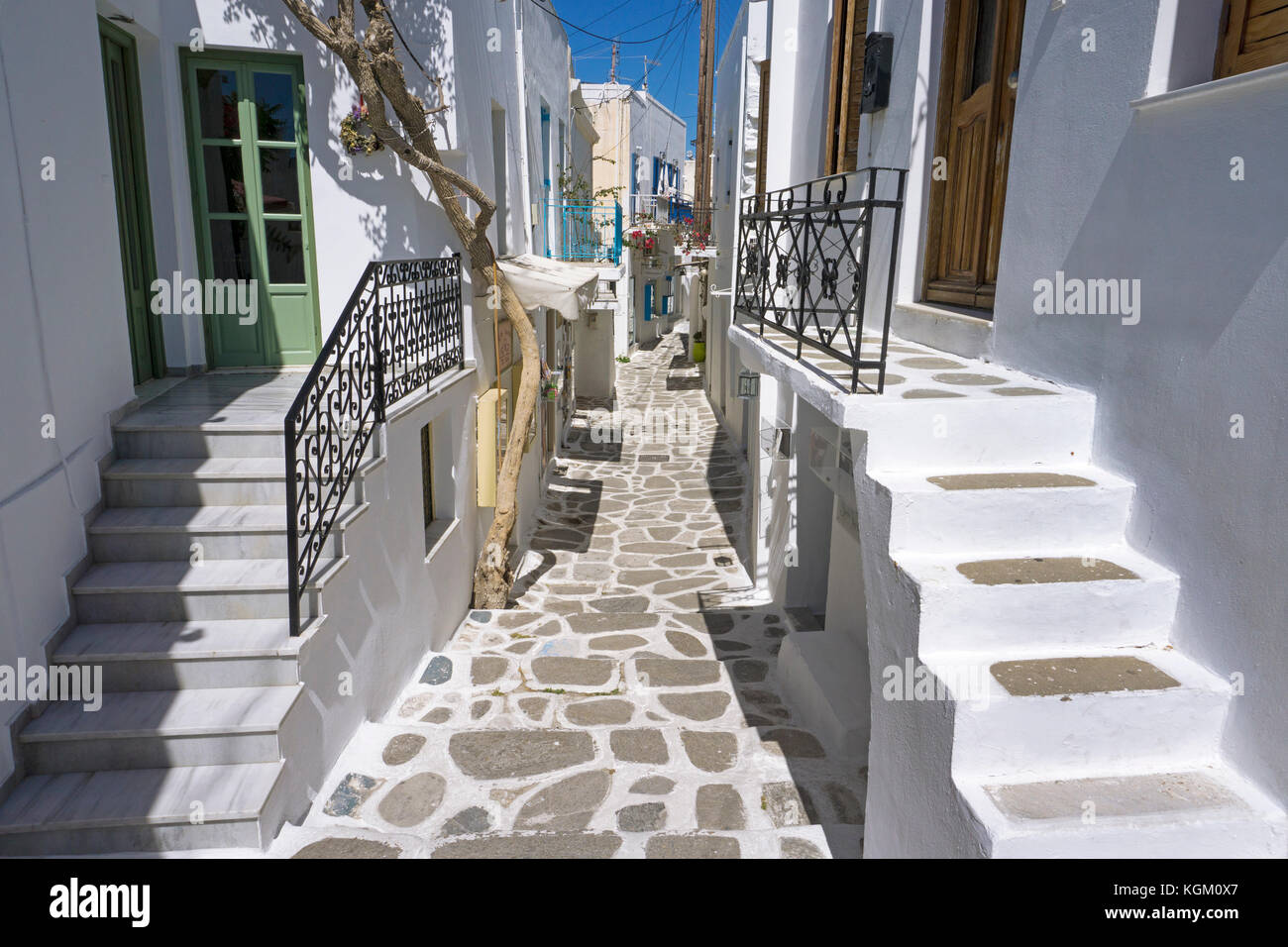 Vicolo stretto alla città vecchia di Parikia, isola di Paros, Cicladi, Egeo, Grecia Foto Stock