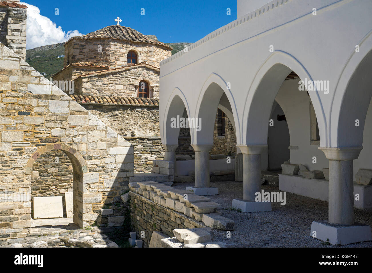 Cortile di clausura, complesso chiesa di Panagia Ekatontapyliani, Parikia, isola di Paros, Cicladi, Egeo, Grecia Foto Stock
