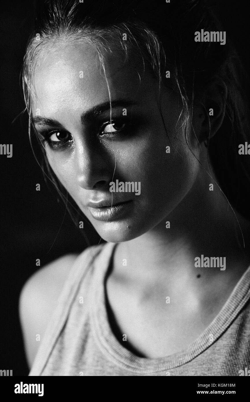 Close-up ritratto di giovane donna su sfondo nero Foto Stock