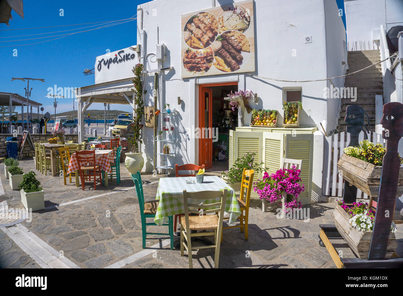 Taverna, ristorante presso il centro storico di Parikia, isola di Paros, Cicladi, Egeo, Grecia Foto Stock