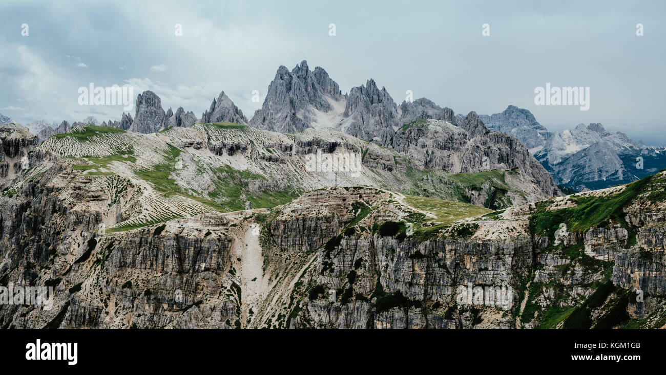 Idilliaco colpo di paesaggio roccioso contro il cielo, Alto Adige, Italia Foto Stock