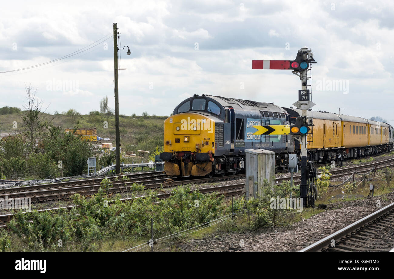 Dirigere i servizi ferroviari Classe 37 locomotiva diesel passa attraverso Barnetby, North Lincolnshire. Foto Stock