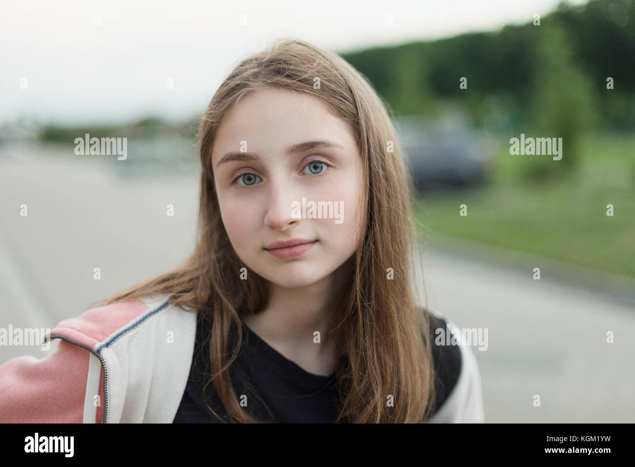 Ritratto di ragazza adolescente con occhi grigi Foto Stock