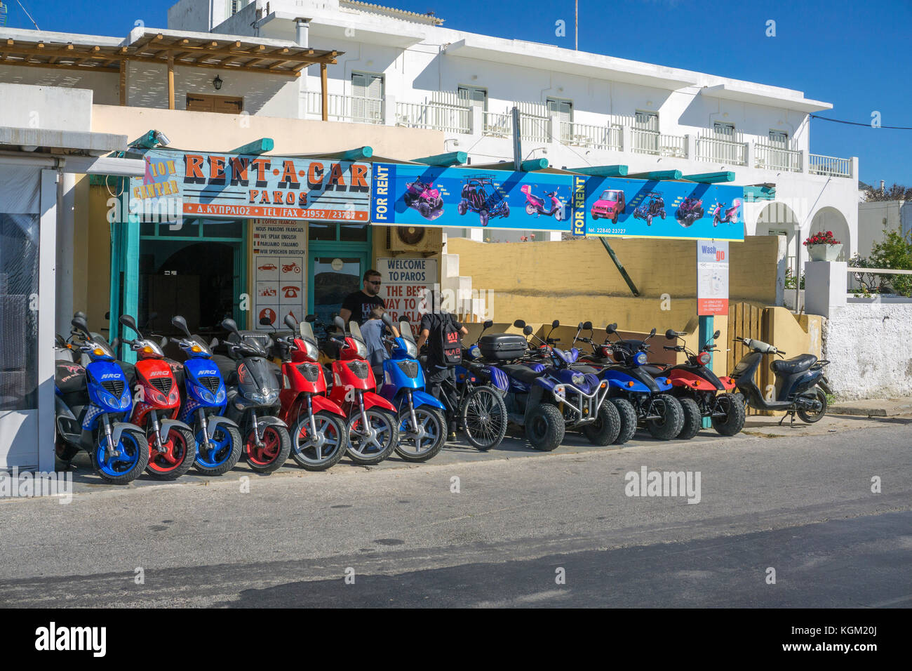 Noleggio scooter shop presso il porto di Parikia, isola di Paros, Cicladi, Egeo, Grecia Foto Stock