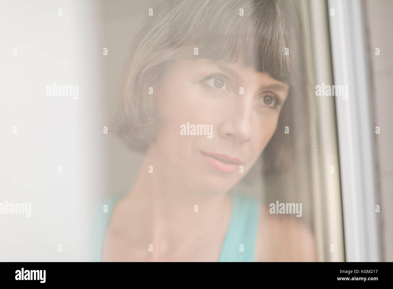 Close-up di pensosa donna matura visto dal vetro del finestrino Foto Stock