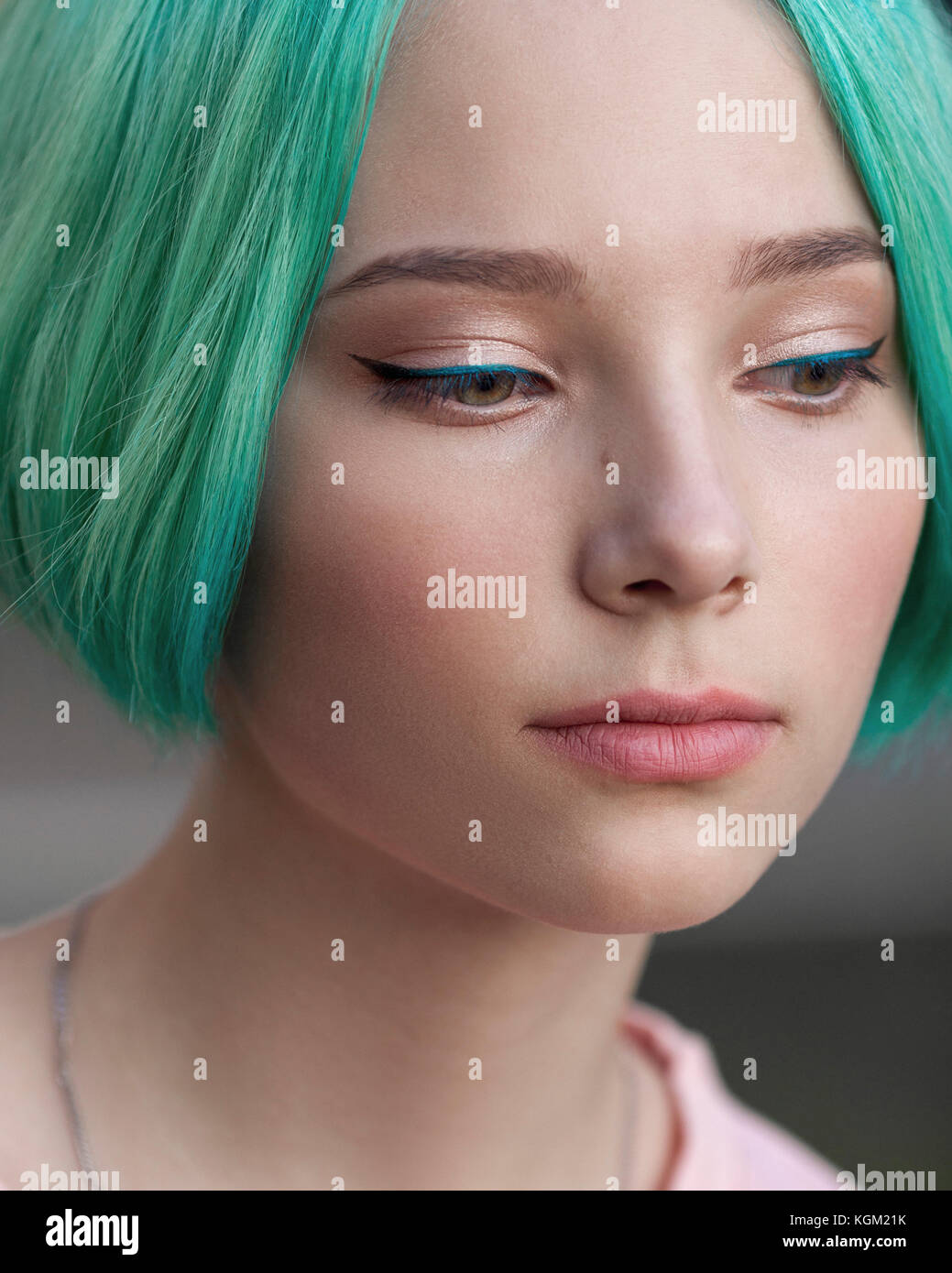 Close-up di pensosa ragazza adolescente con verde capelli tinti Foto Stock