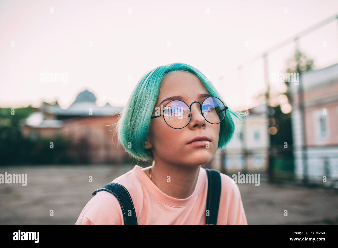 Ritratto di ragazza adolescente con verde capelli tinti indossando occhiali da vista Foto Stock