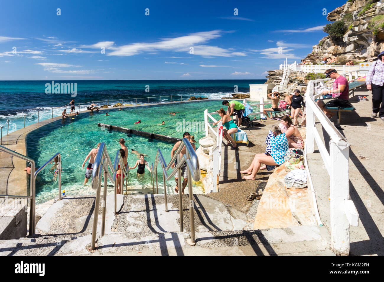 La gente di nuoto a Bronte bagni, Sydney, NSW, Nuovo Galles del Sud, Australia Foto Stock