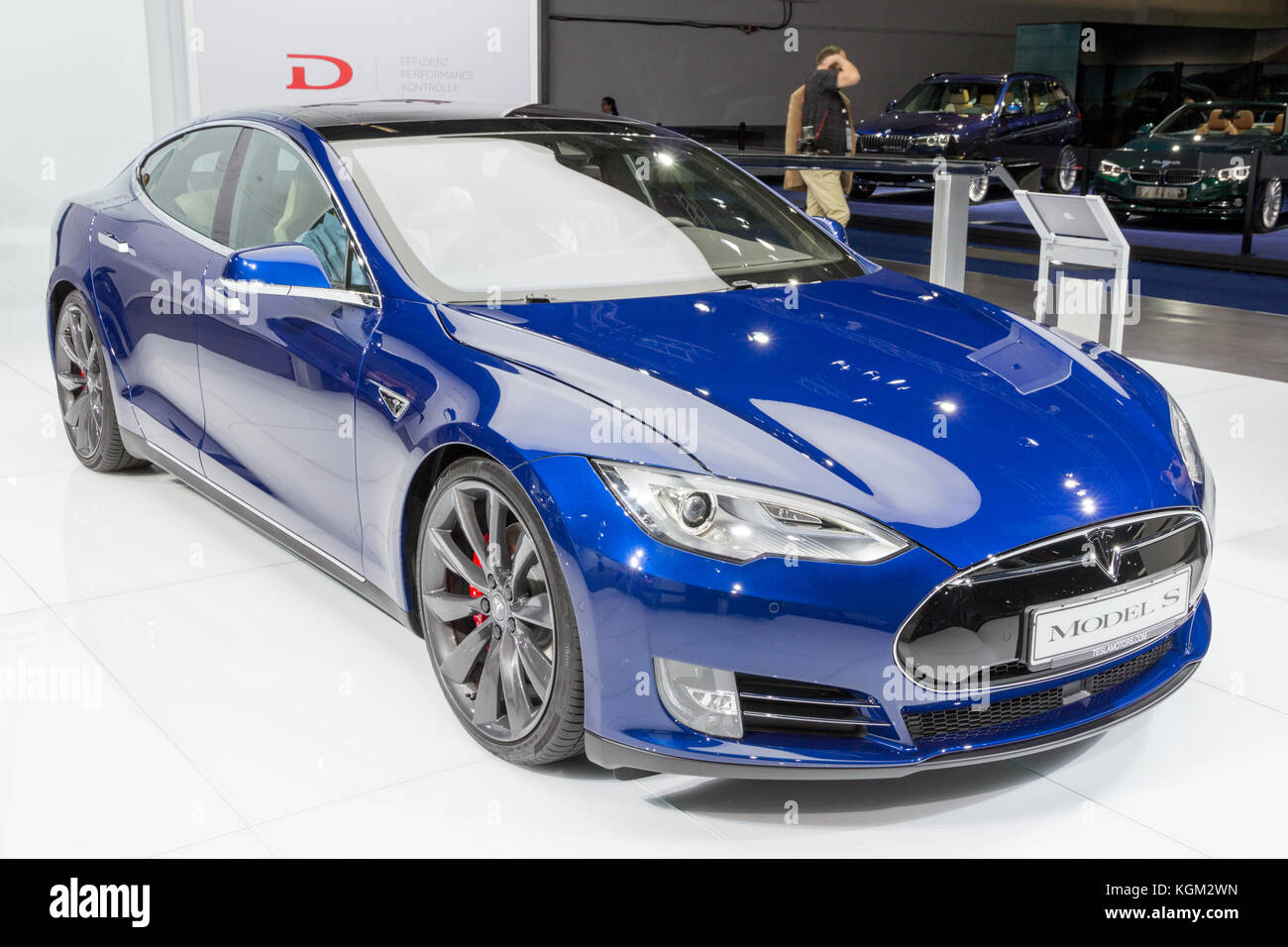 NKFURT, GERMANIA - 16 SETTEMBRE 2015: Auto elettrica Tesla Model S P90D presentata al Salone dell'automobile IAA di Francoforte. Foto Stock