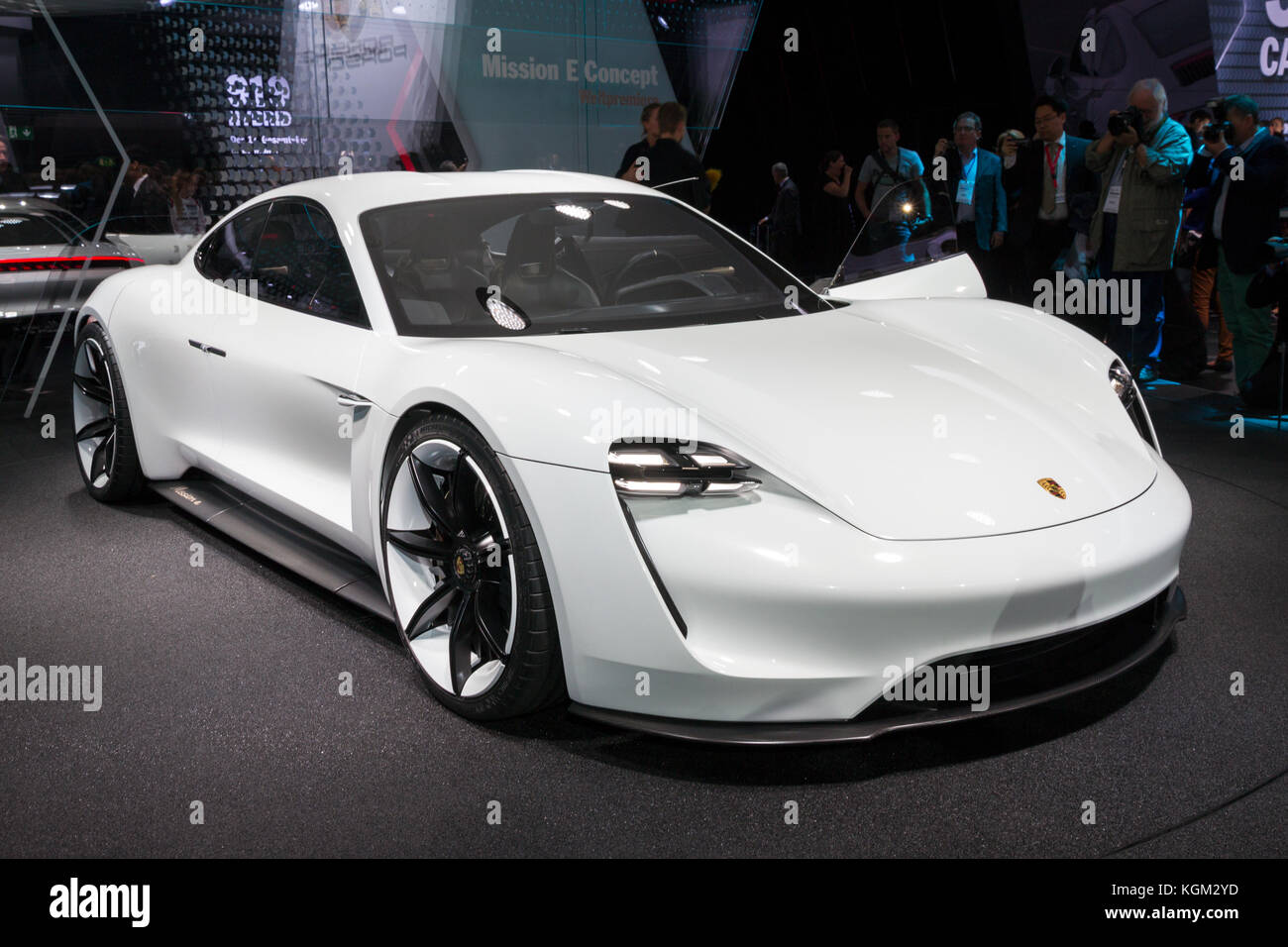 Francoforte, Germania - 16 SET 2015: Porsche Mission e vettura sportiva elettrica al salone di Francoforte IAA Motor Show. Foto Stock