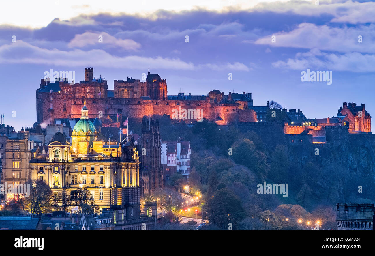 Vista del castello di Edimburgo illuminato di notte da Calton Hill a Edimburgo, Scozia, Regno Unito Foto Stock