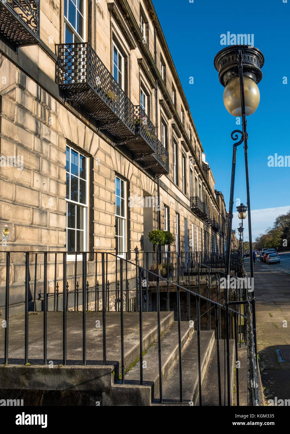 Fila di Georgiani terrazzati townhouses su Heriot Row in Edinburgh New Town, Scotland, Regno Unito. Foto Stock