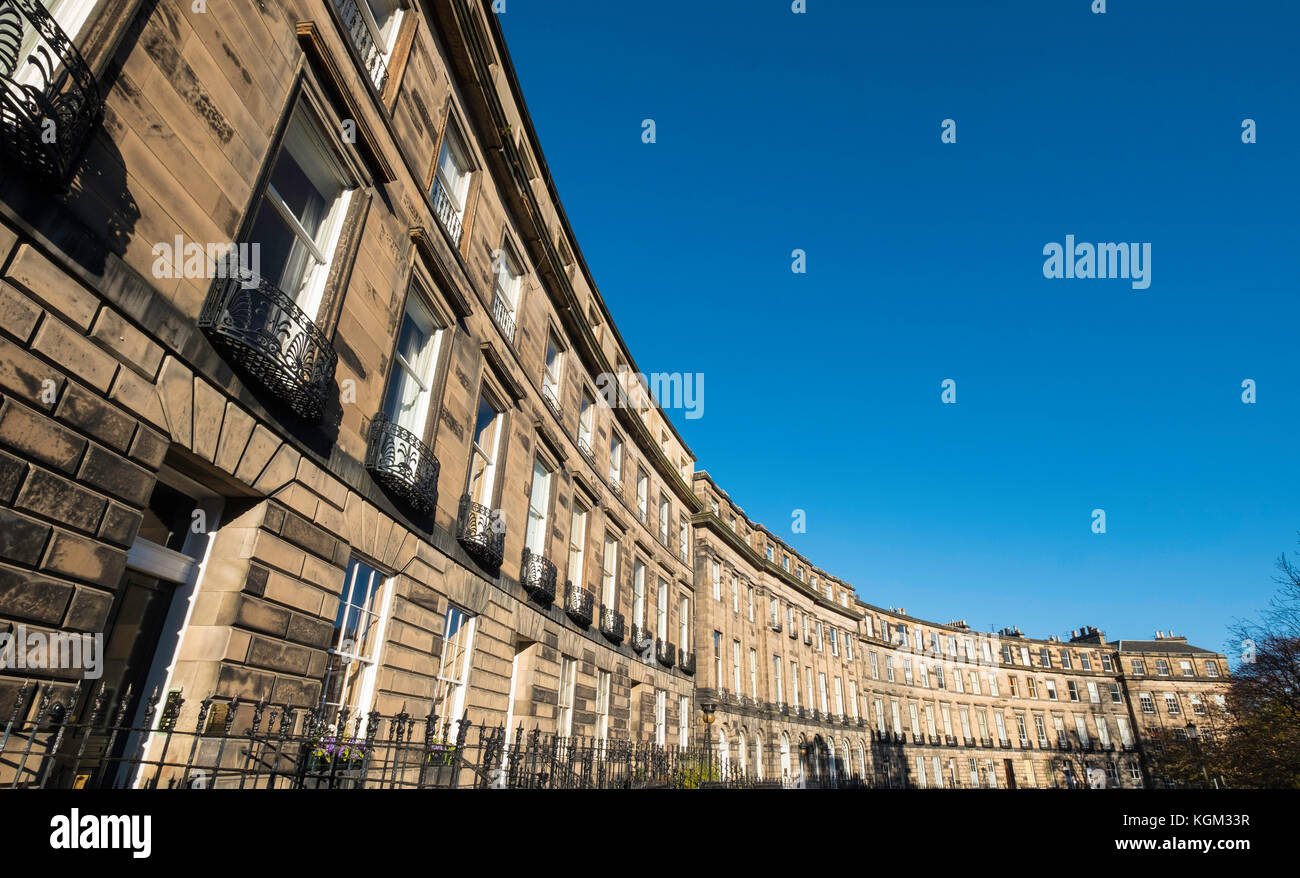 Fila di Georgiani terrazzati townhouses in Edinburgh New Town, Scotland, Regno Unito. Foto Stock