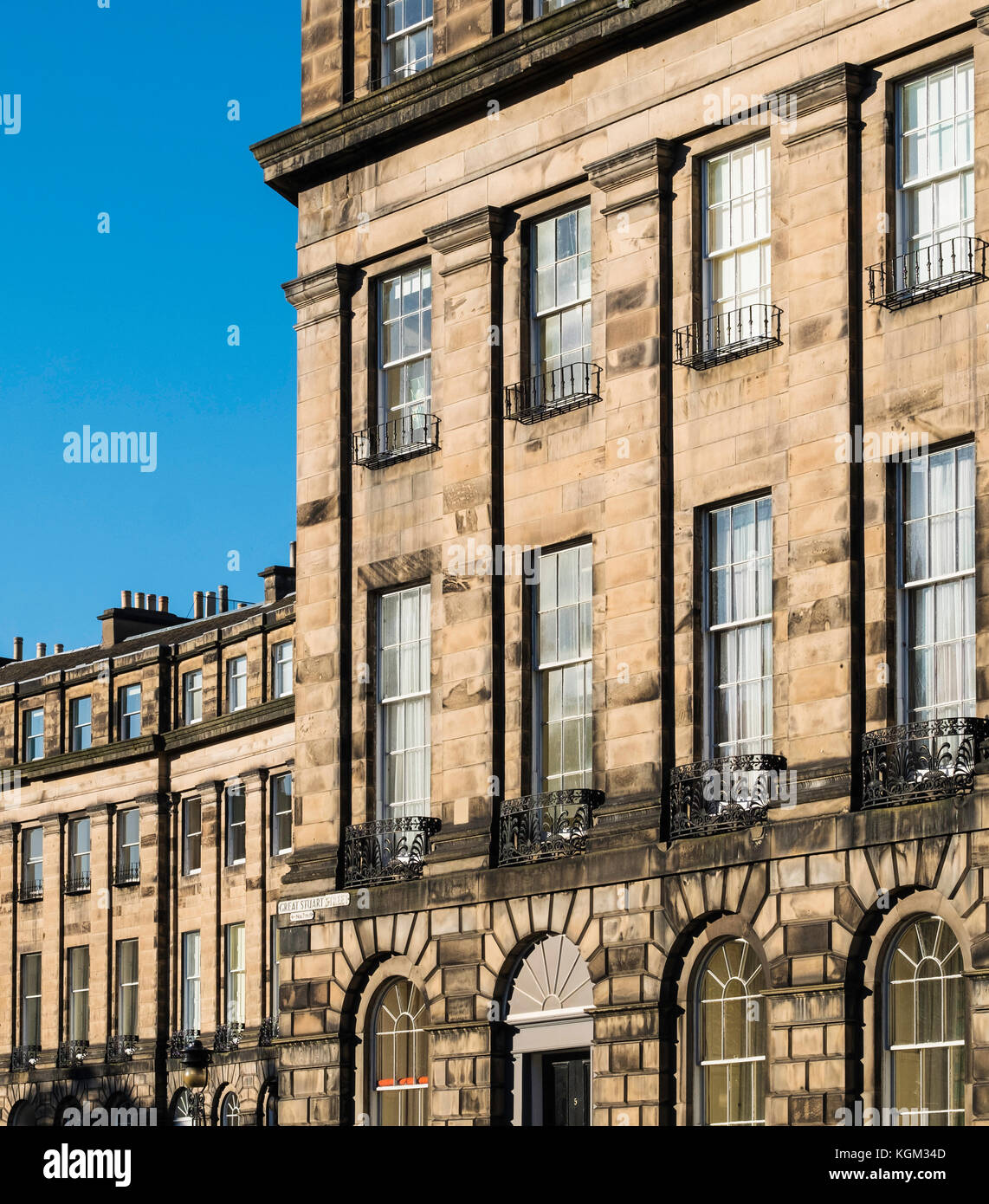 Fila di Georgiani terrazzati townhouses in Edinburgh New Town, Scotland, Regno Unito. Foto Stock