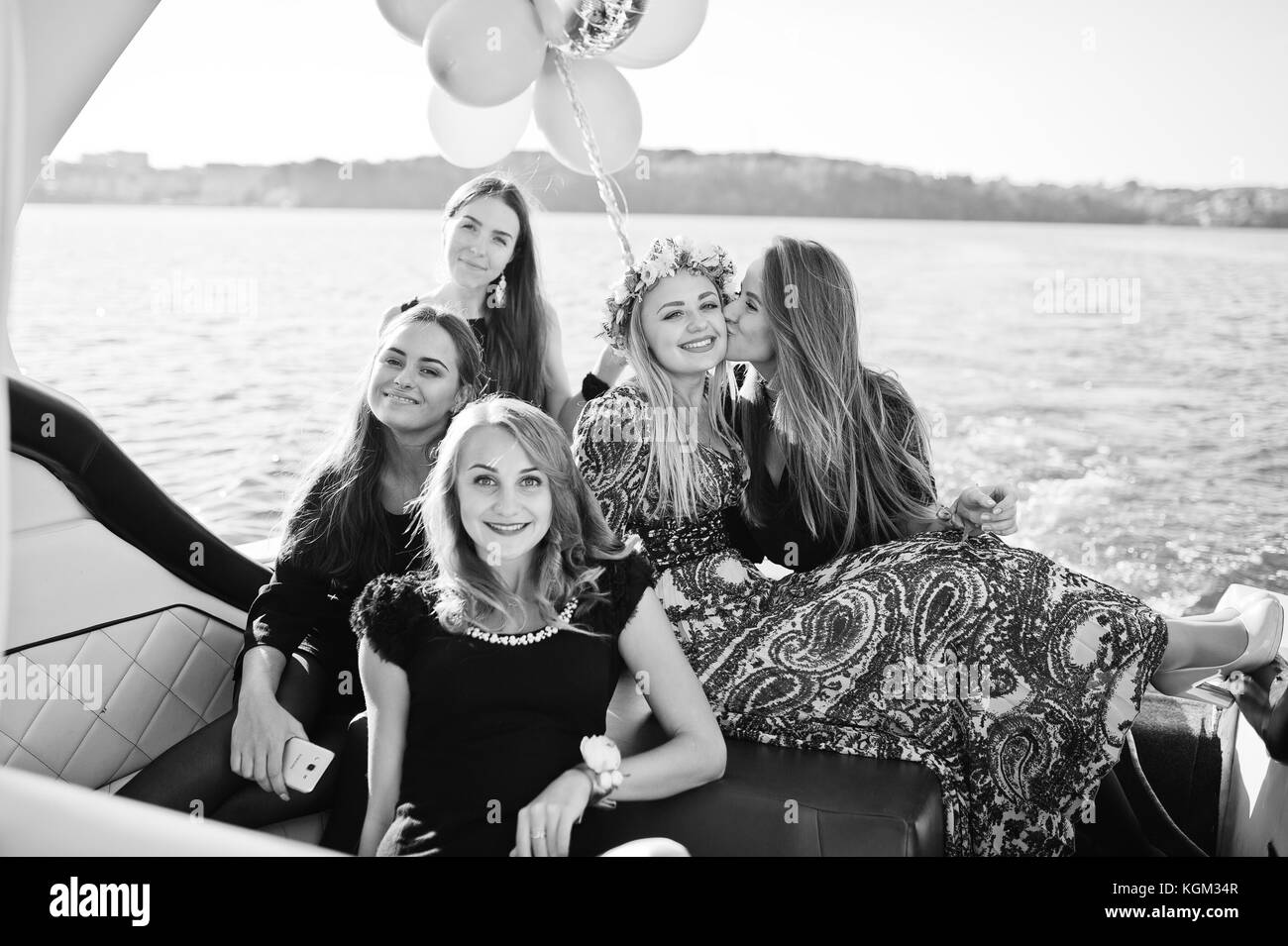 Ragazze divertirsi a yacht sulla parte di gallina. Foto Stock