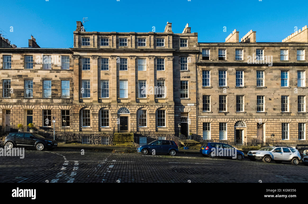 Fila di Georgiani terrazzati townhouses in Edinburgh New Town, Scotland, Regno Unito. Foto Stock