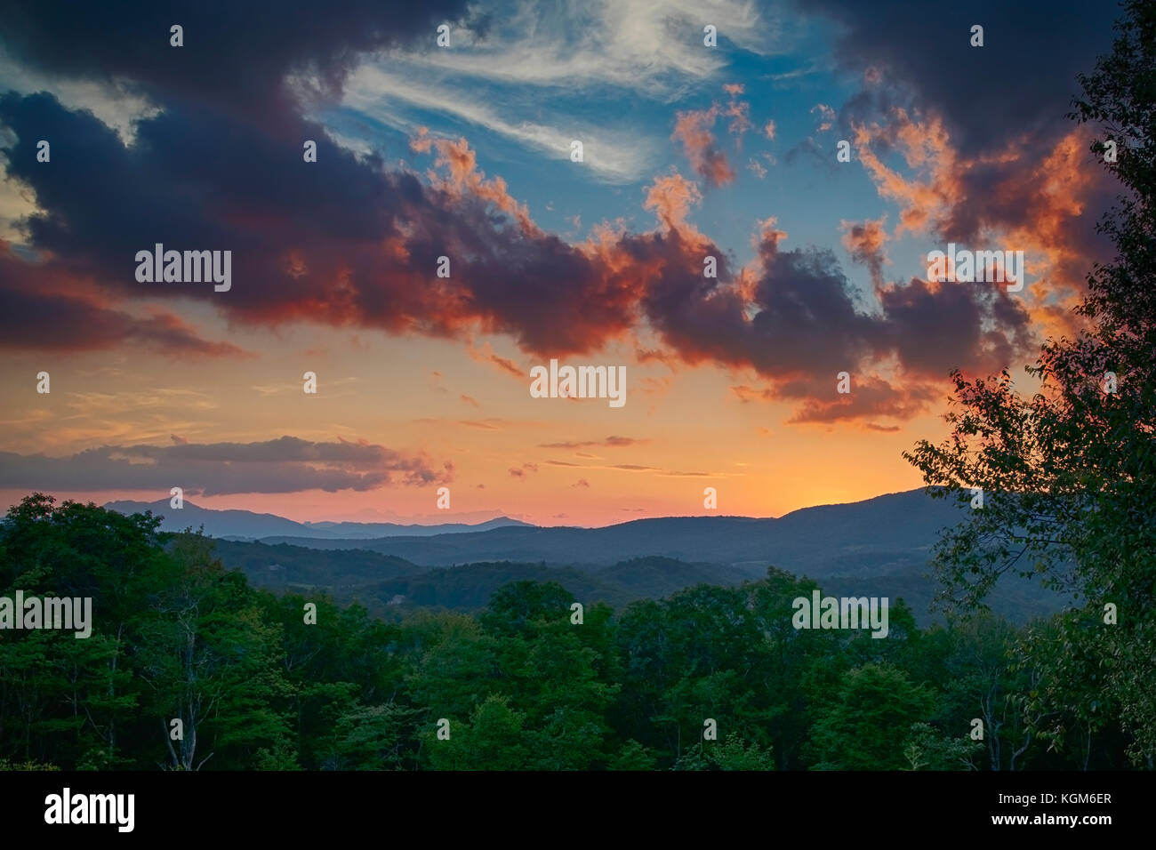 Colorato tramonto tra le Blue Ridge Mountains del North Carolina Foto Stock