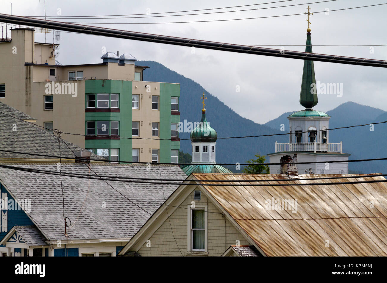 La guglia e la cupola di San Michele la cattedrale di viste sui tetti di Sitka, Alaska. Foto Stock
