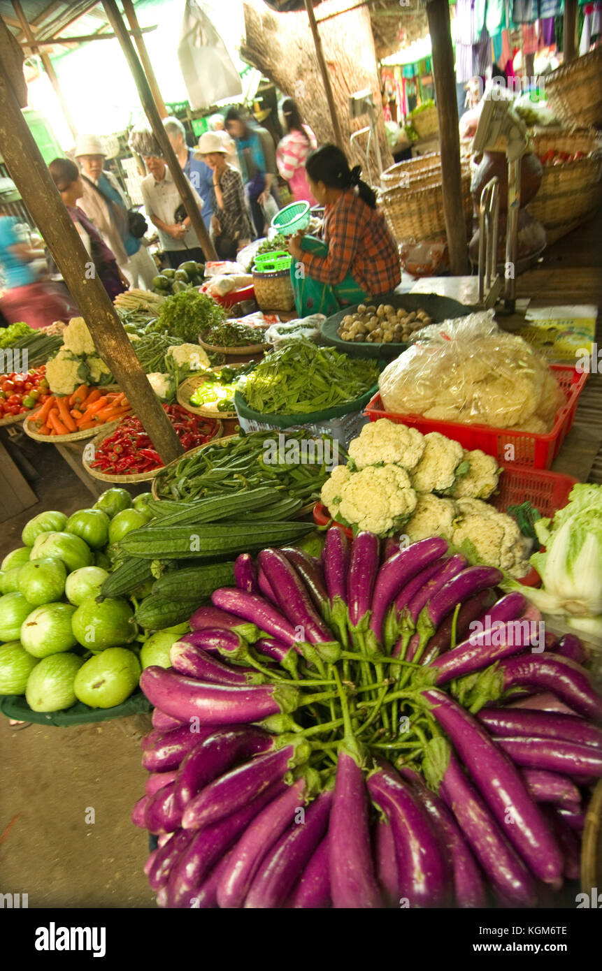 Le donne che vendono i loro prodotti freschi al mercato locale in Bagan mercato giornaliero. Foto Stock