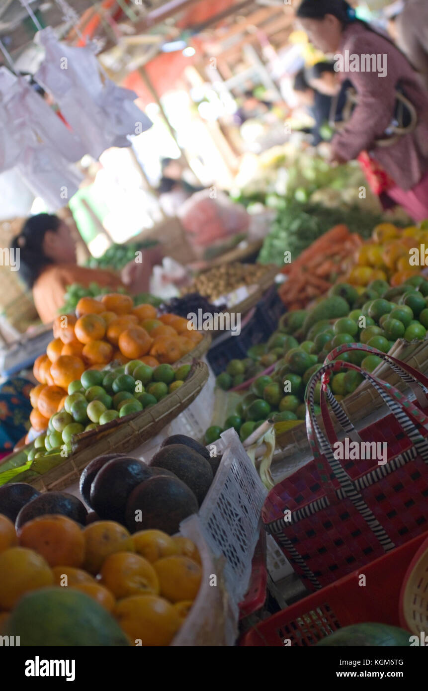 Le donne che vendono i loro prodotti freschi al mercato locale in Bagan mercato giornaliero. Foto Stock