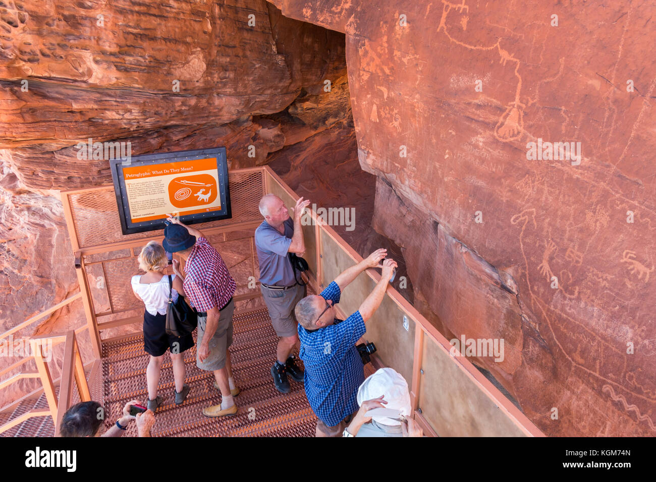 Incisioni rupestri a Atlatl Rock, la Valle del Fuoco Stato di Nevada Parco. Un popolare bus tour da Las Vegas. Foto Stock