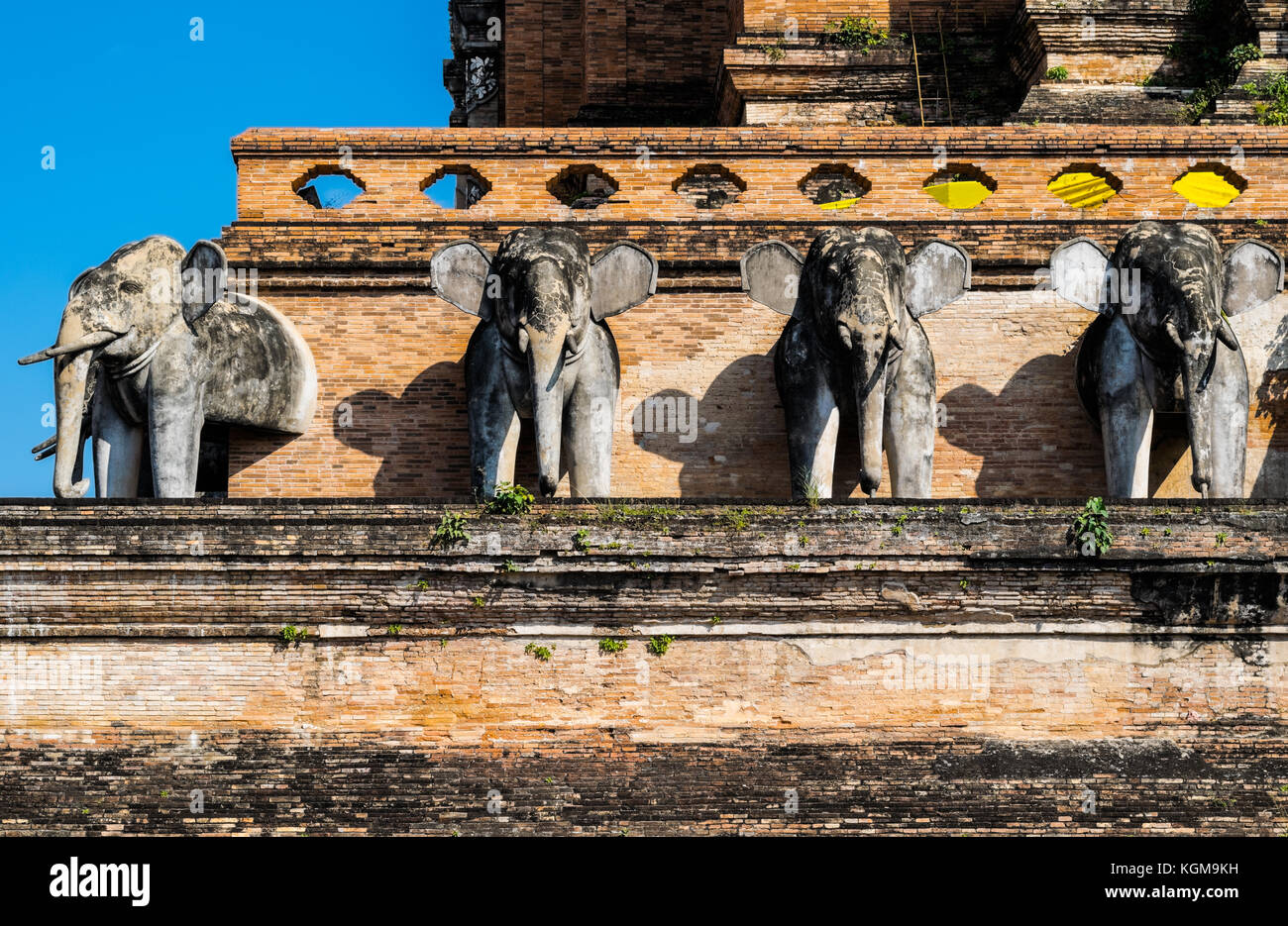 Dettagli di elefanti di pietra e le ombre in un thai tempio Wat Chedi Luang in Chiang Mai Thailandia Foto Stock