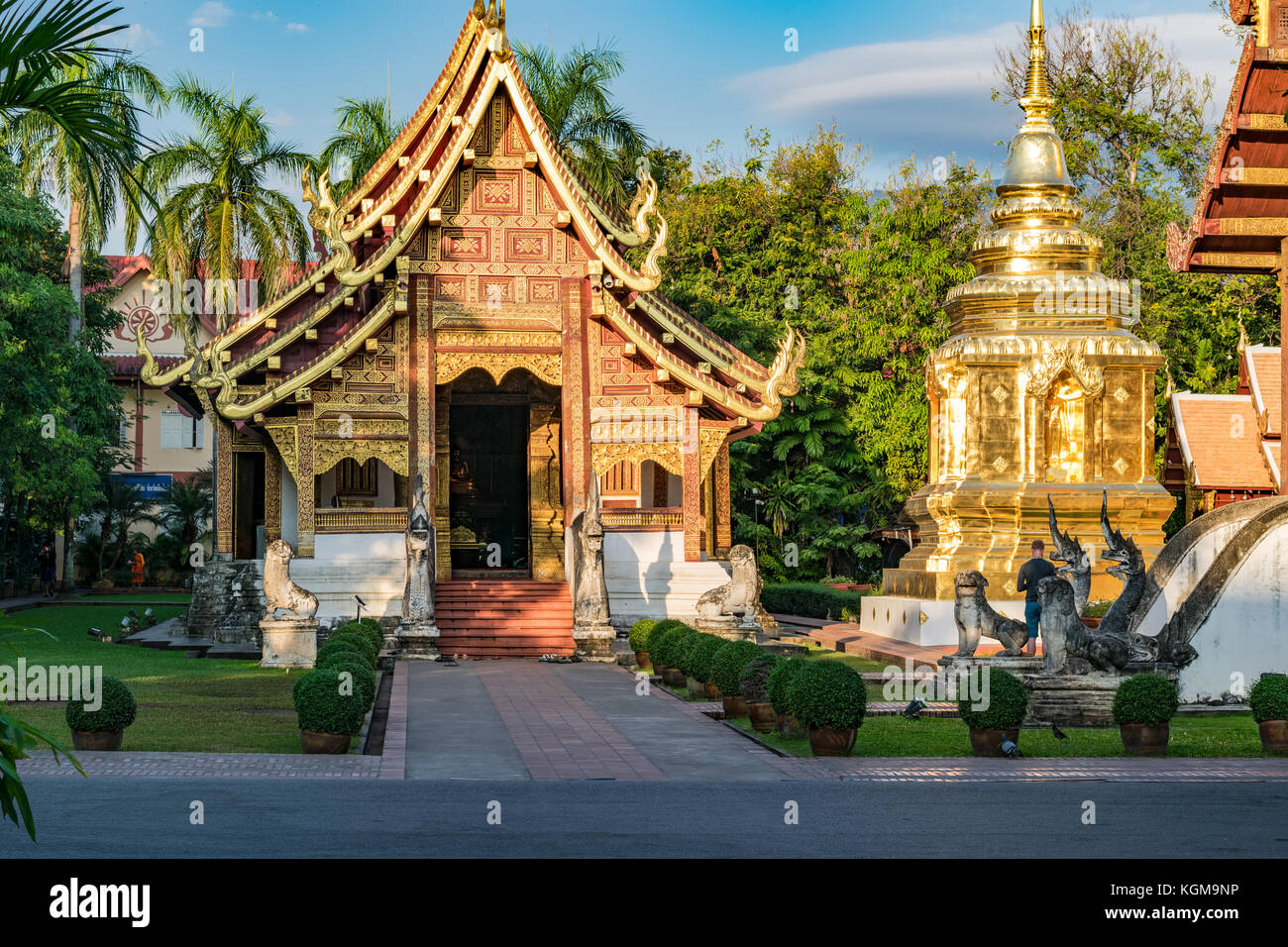 Tempio thailandese dopo l'alba, un piccolo tempio thailandese entro il Wat Phra Singh tempio complesso in Chiang Mai Thailandia Foto Stock