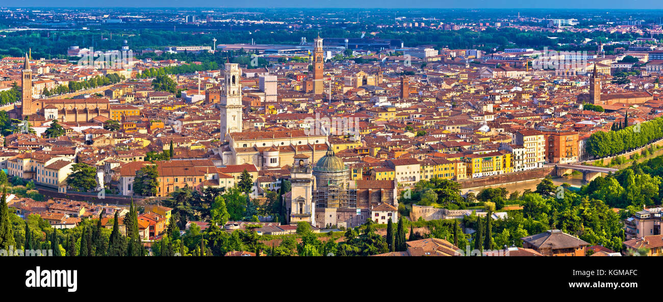 Città di Verona centro storico e il fiume Adige antenna vista panoramica, regione italiana Veneto Foto Stock