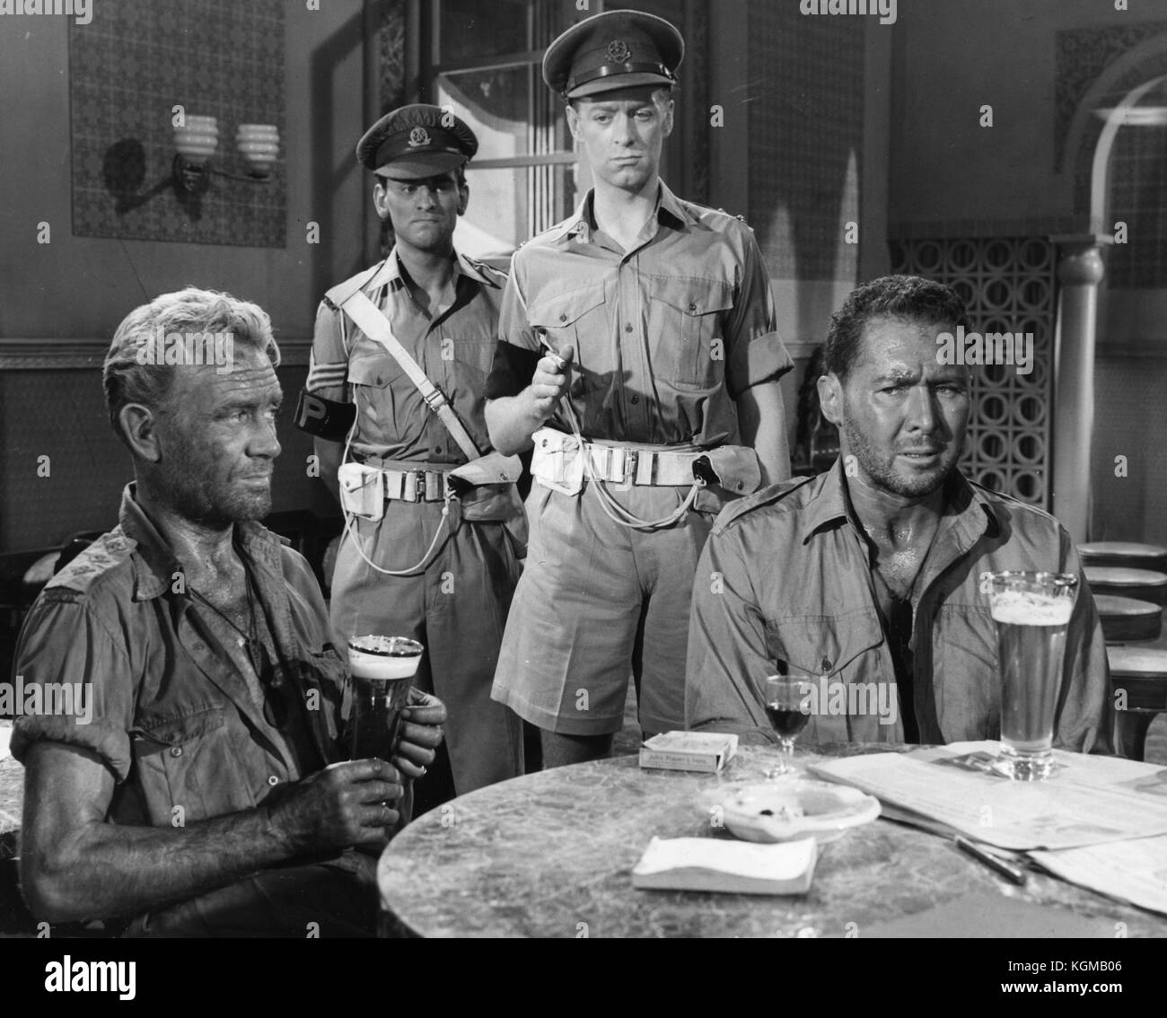 Di ghiaccio freddo in Alex (1957) John Mills , Anthony Quayle , Basil Hoskins data: 1957 Foto Stock