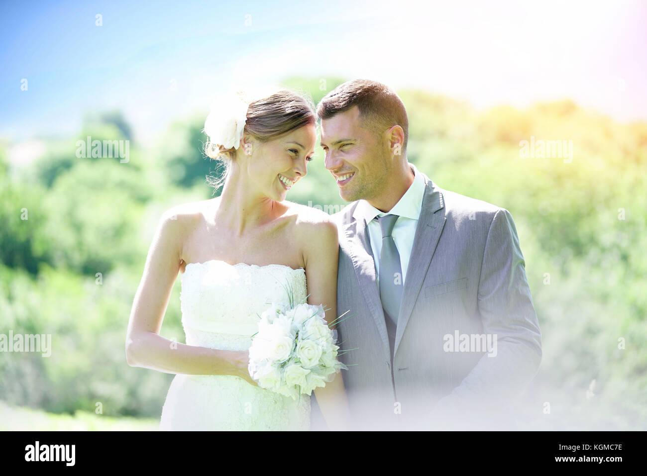 Bella Sposa e lo sposo il giorno delle nozze Foto Stock