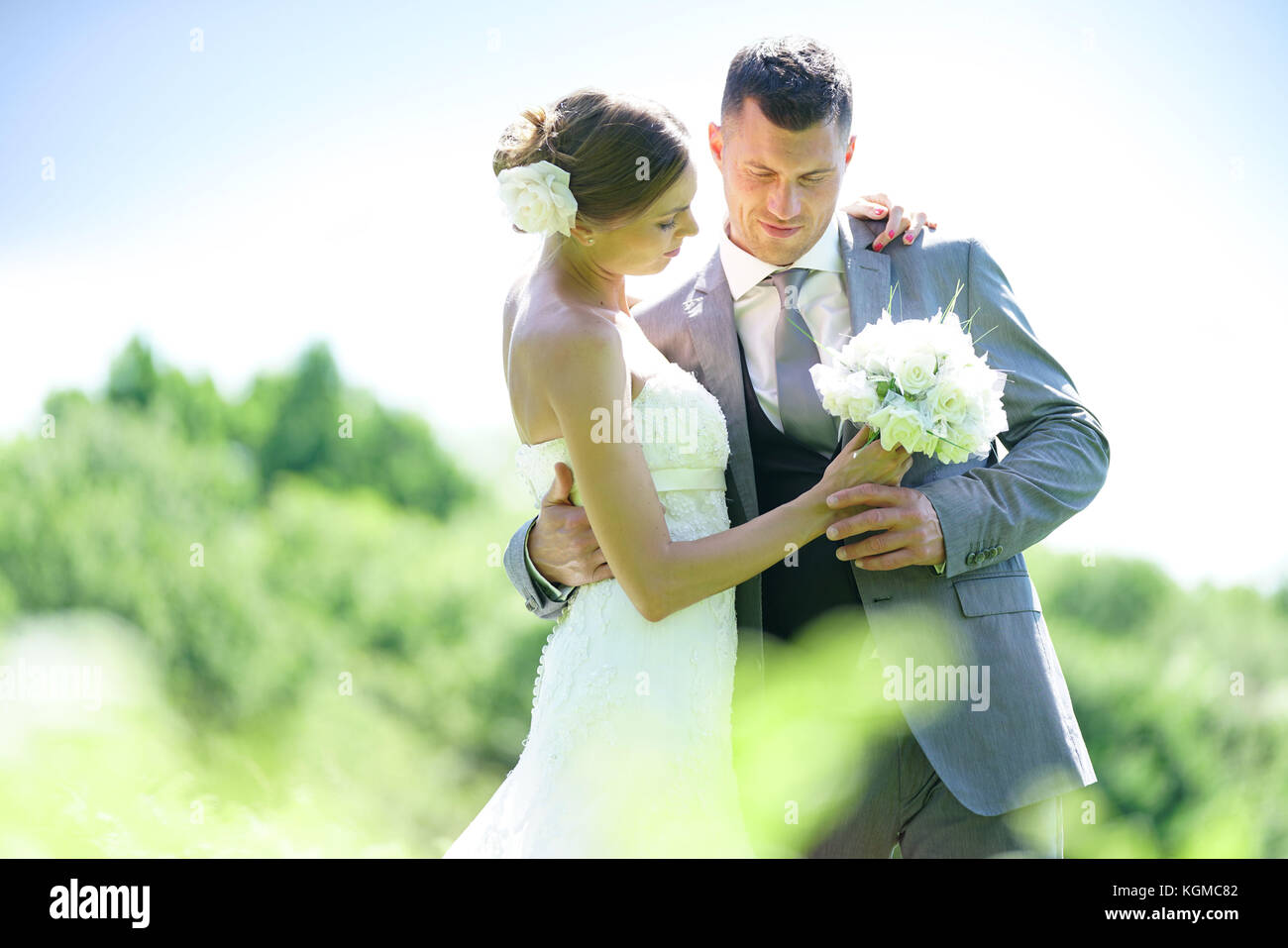 Bella Sposa e lo sposo il giorno delle nozze Foto Stock