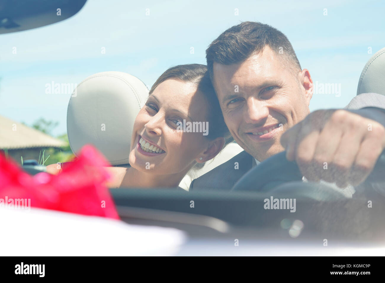 Appena sposato giovane guida auto convertibili Foto Stock