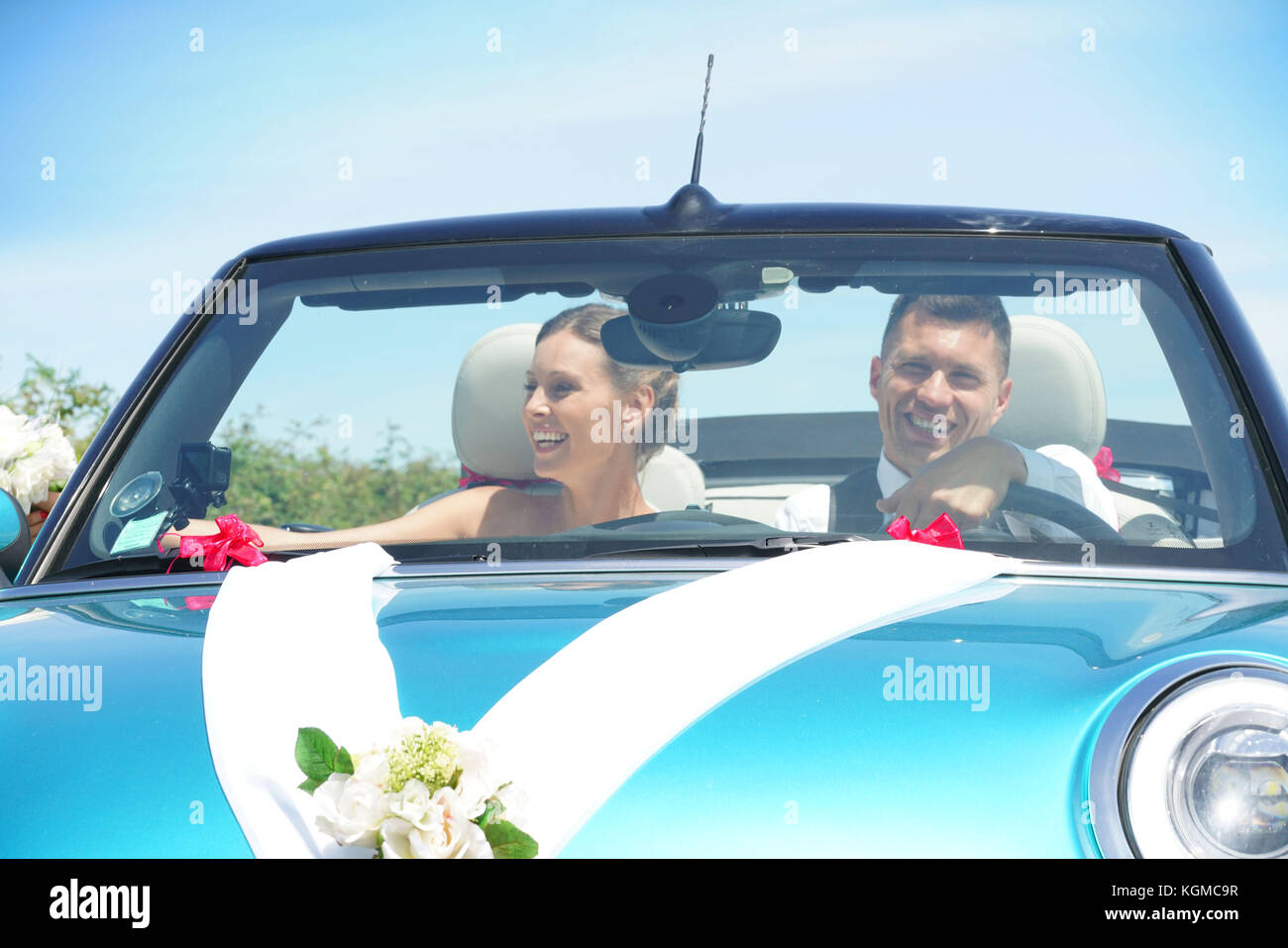 Appena sposato giovane guida auto convertibili Foto Stock