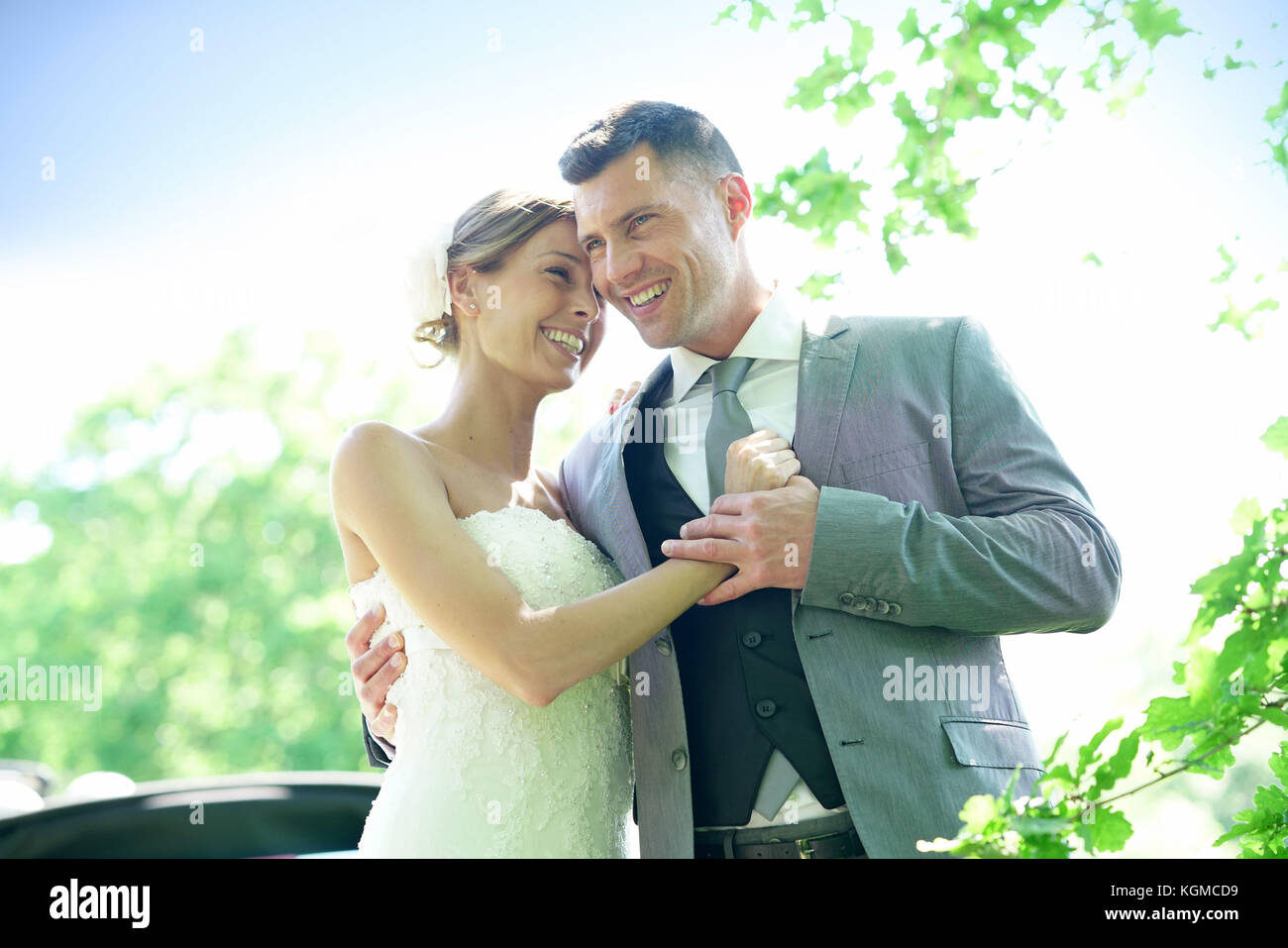 Ritratto di bella coppia sposata in campagna Foto Stock