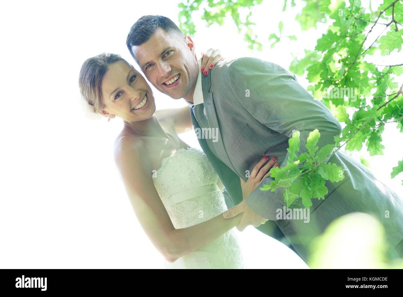 Ritratto di bella coppia sposata in campagna Foto Stock