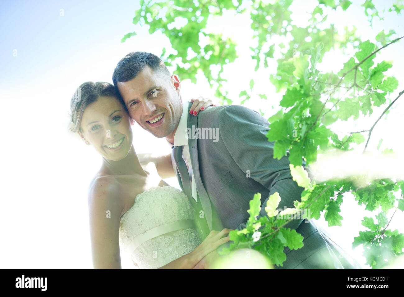 Ritratto di bella coppia sposata in campagna Foto Stock