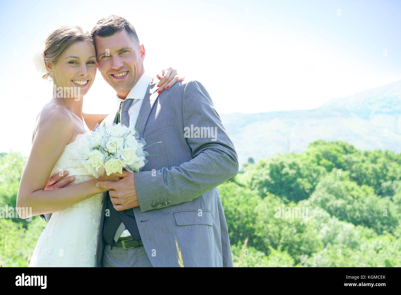 Ritratto di bella coppia sposata in campagna Foto Stock