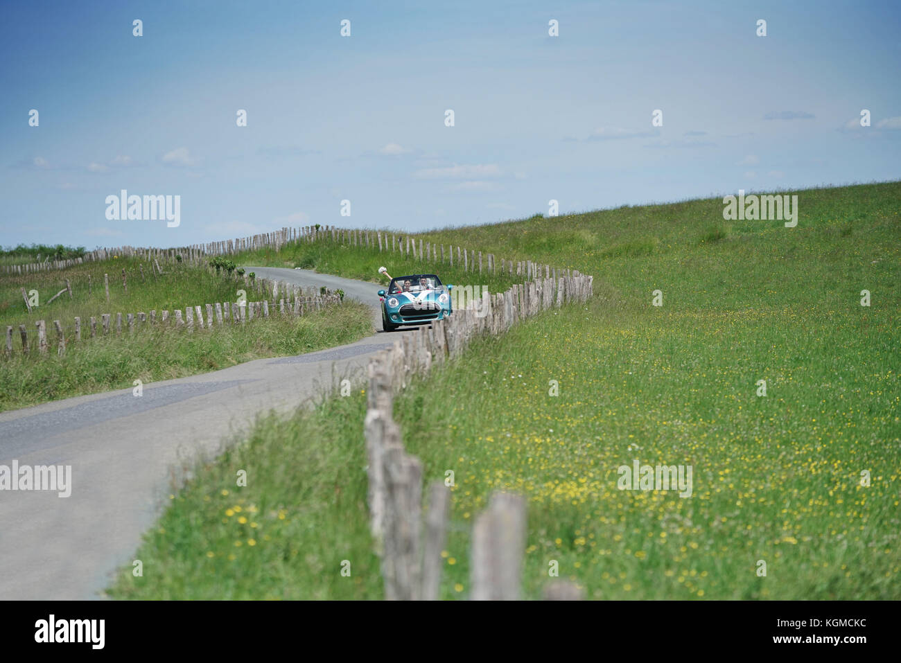 Appena sposato giovane guida auto convertibili Foto Stock