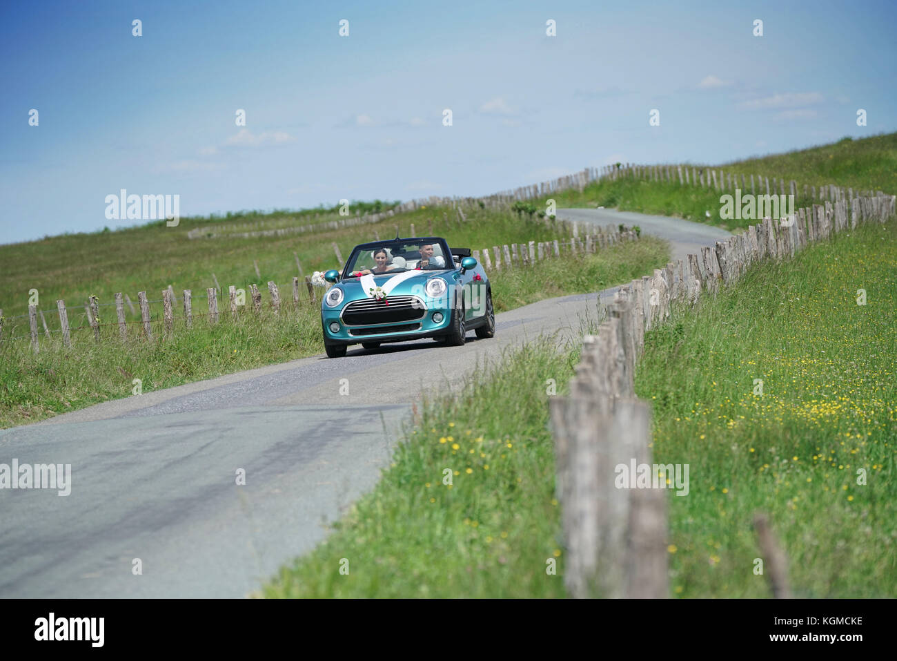 Appena sposato giovane guida auto convertibili Foto Stock