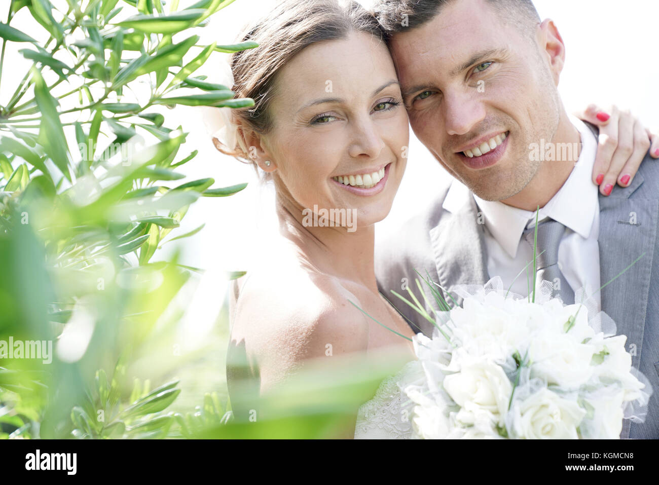 Ritratto di Bella coppia di sposi nel loro giorno delle nozze Foto Stock