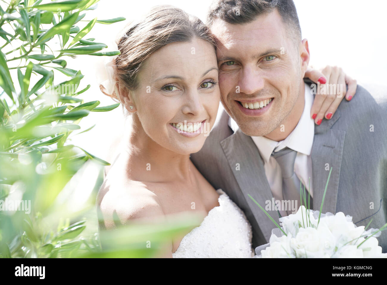 Ritratto di Bella coppia di sposi nel loro giorno delle nozze Foto Stock