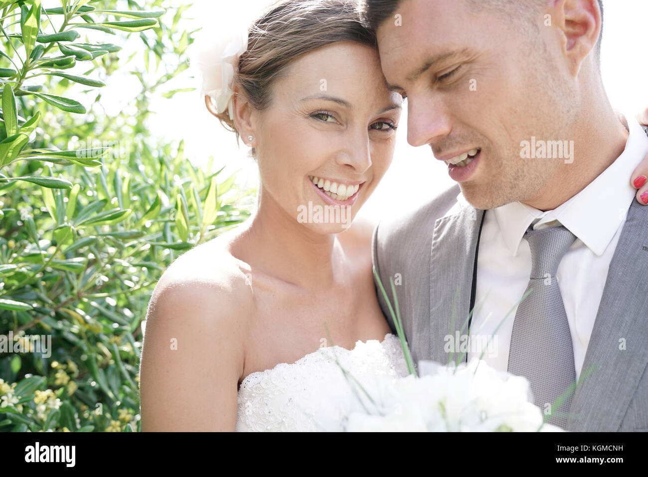 Ritratto di Bella coppia di sposi nel loro giorno delle nozze Foto Stock