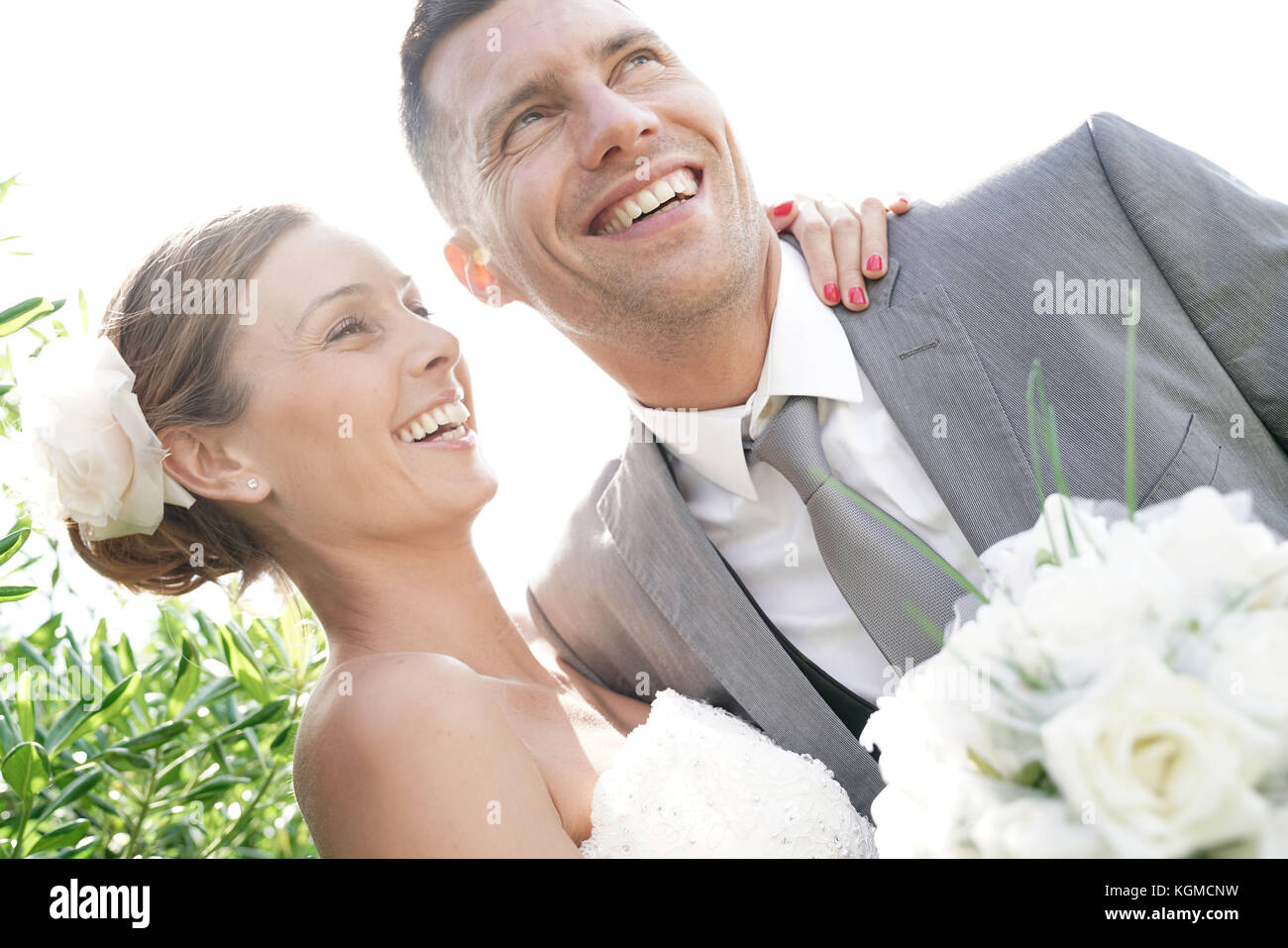 Ritratto di Bella coppia di sposi nel loro giorno delle nozze Foto Stock