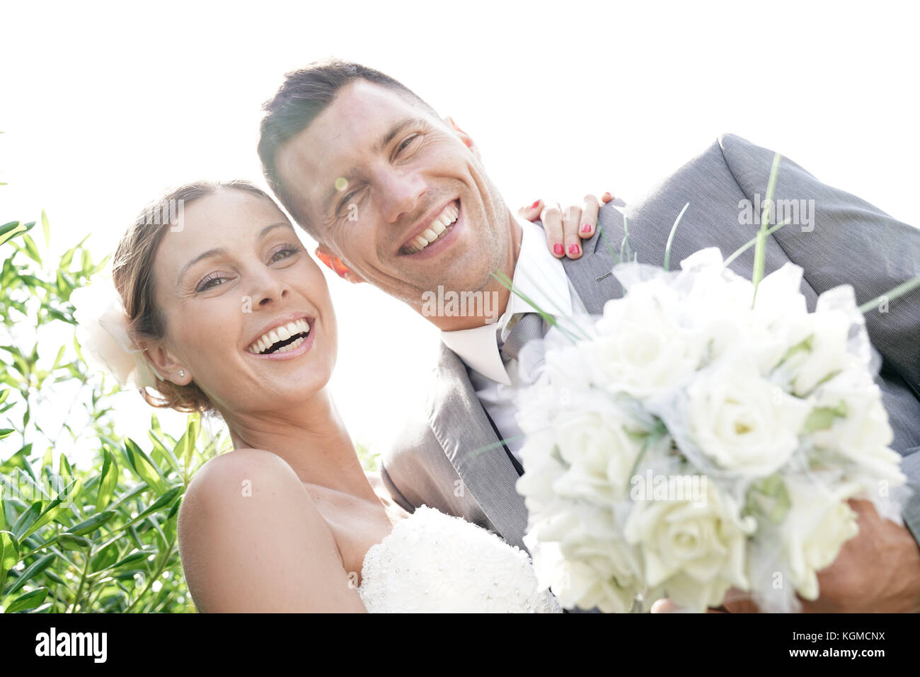 Ritratto di Bella coppia di sposi nel loro giorno delle nozze Foto Stock