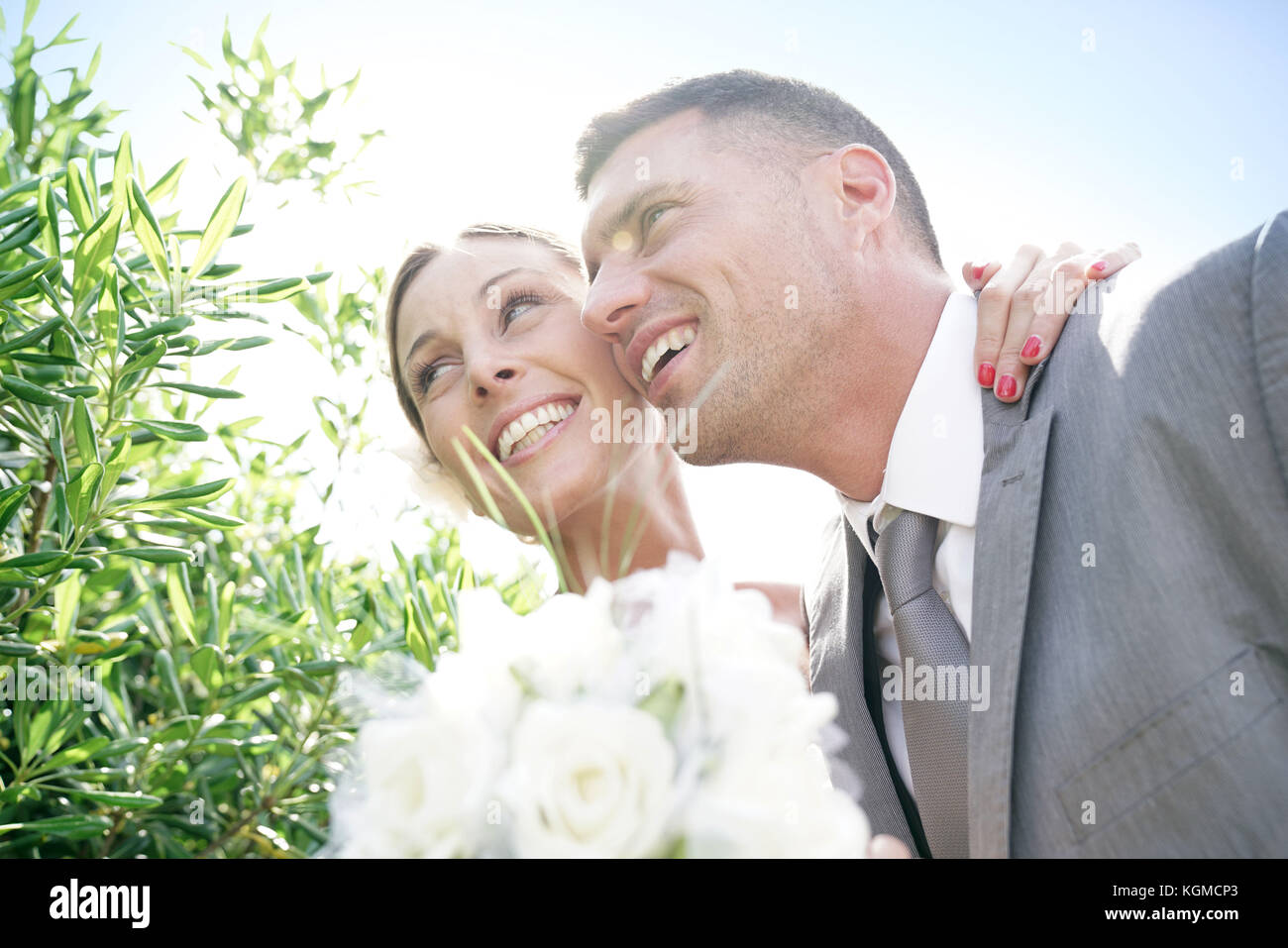 Ritratto di Bella coppia di sposi nel loro giorno delle nozze Foto Stock