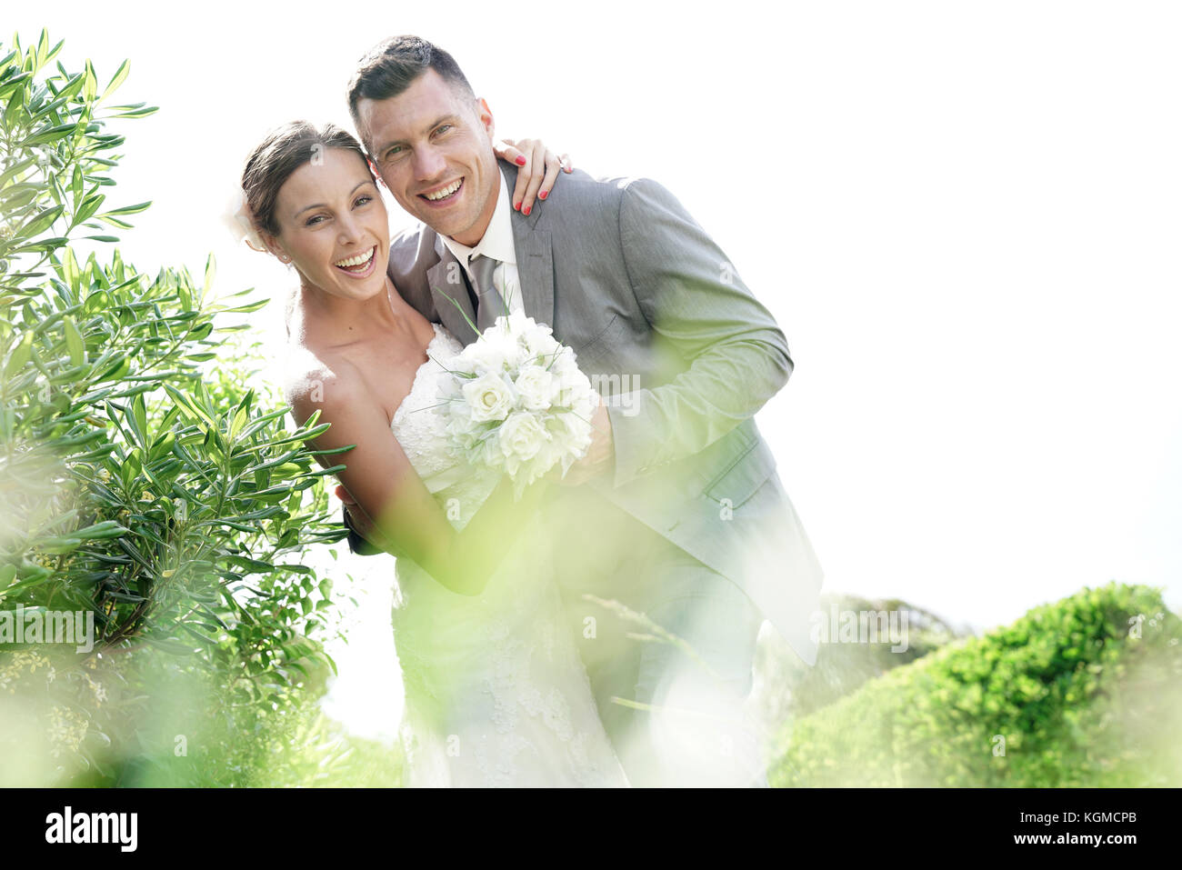 Felice coppia di sposi nel loro giorno delle nozze Foto Stock