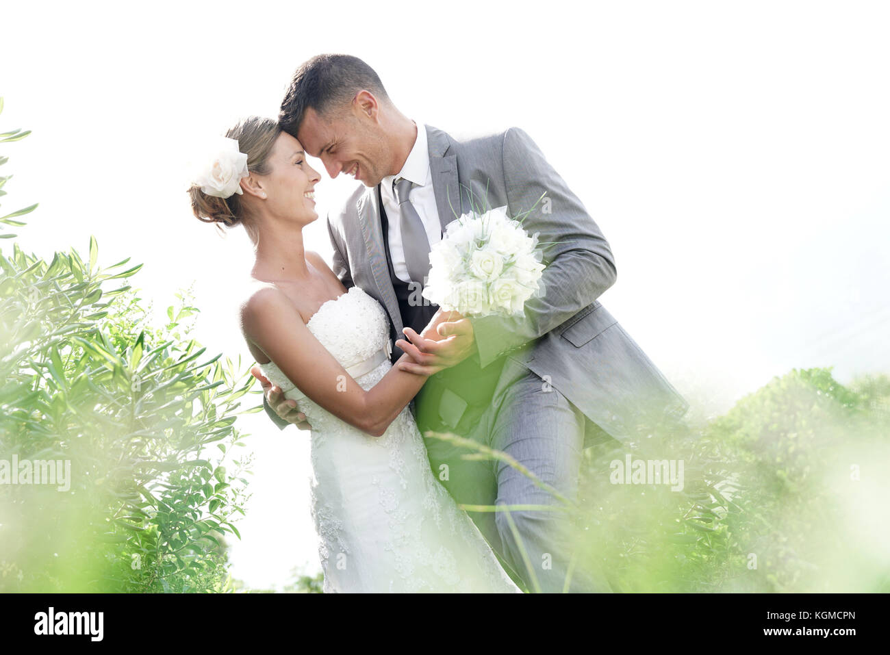 Felice coppia di sposi nel loro giorno delle nozze Foto Stock